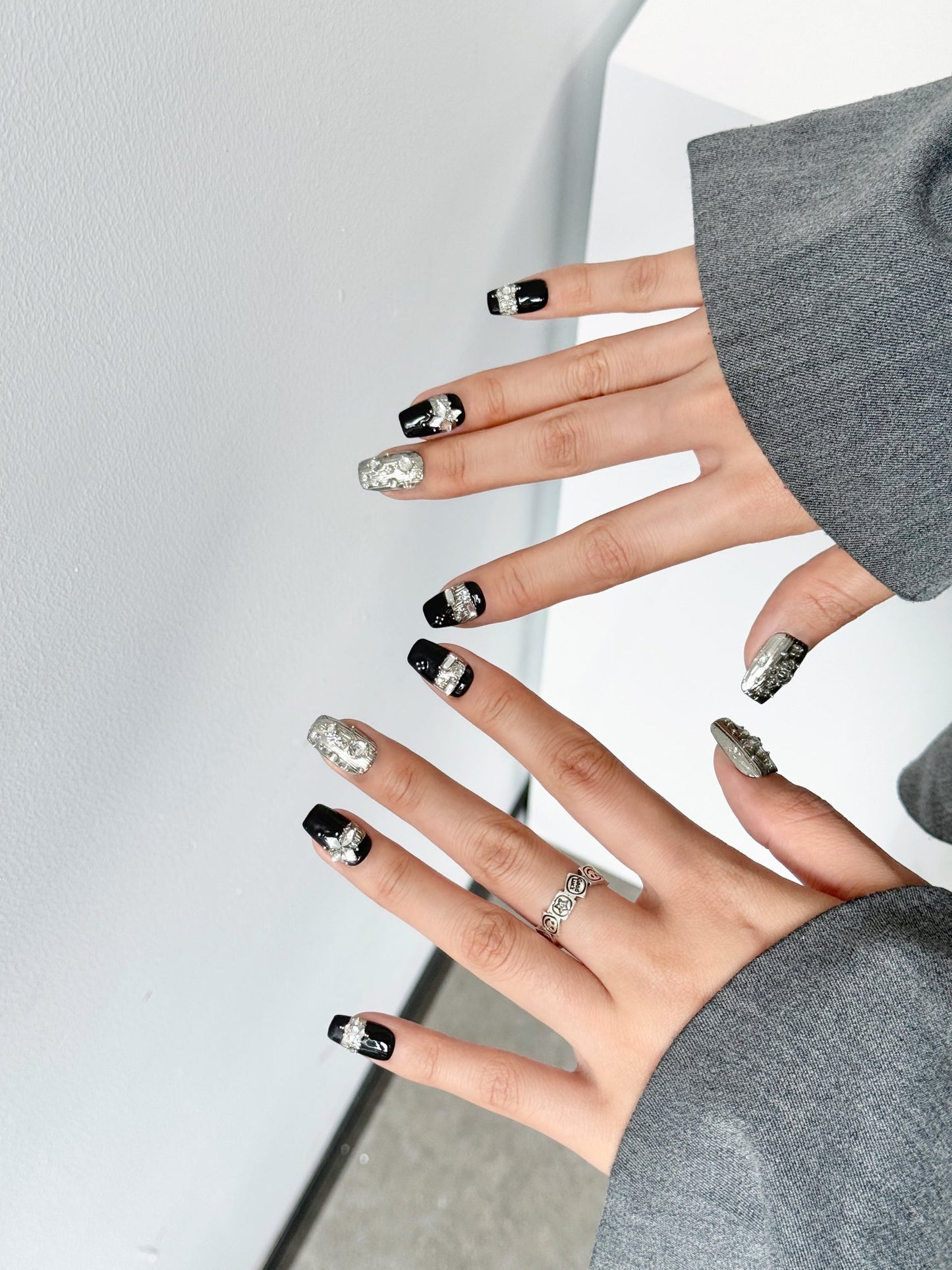 Black Silver Dress Luxurious Glue-on Nails Art